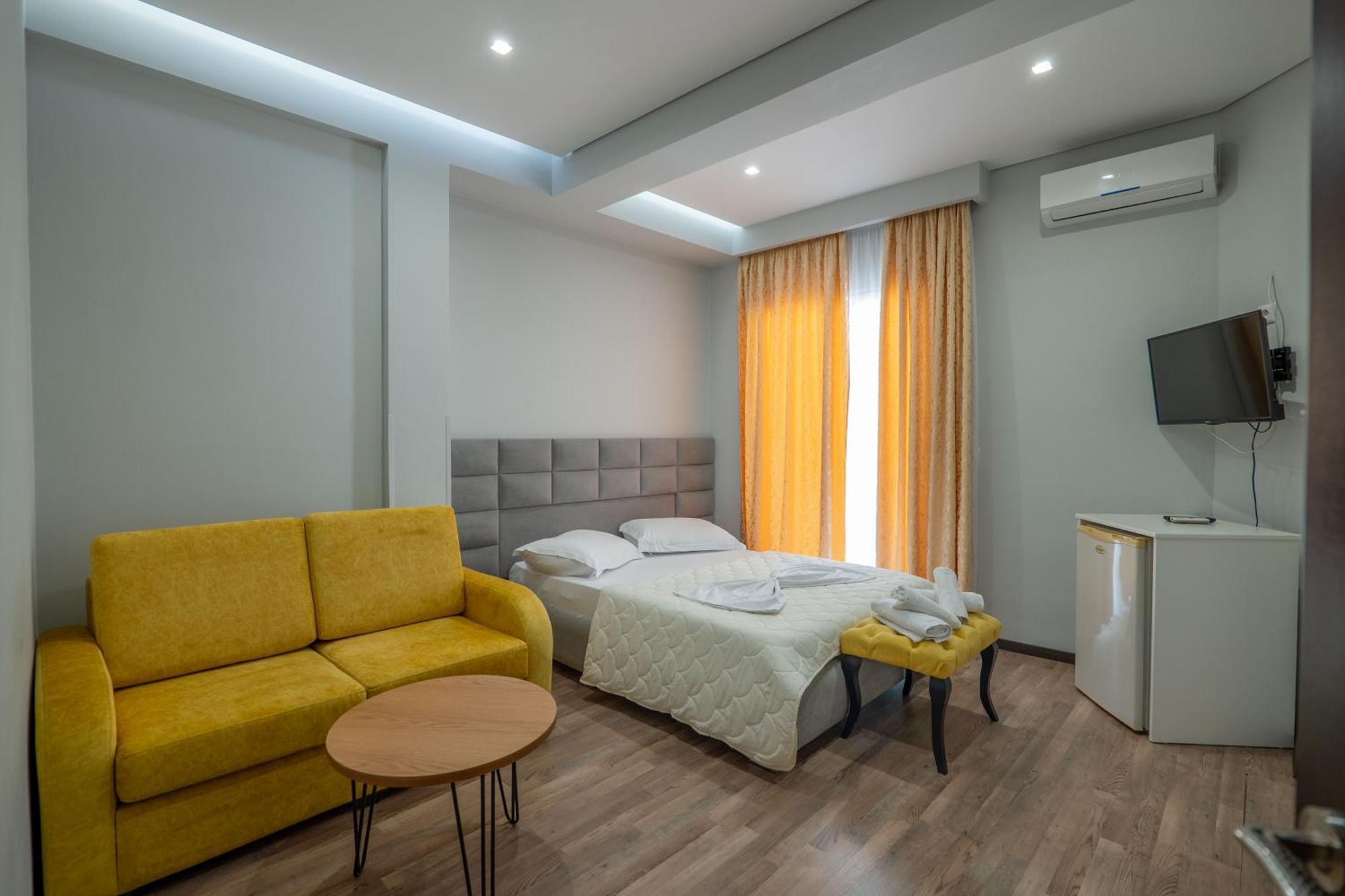 Sunkised Hotel Sarandë Esterno foto