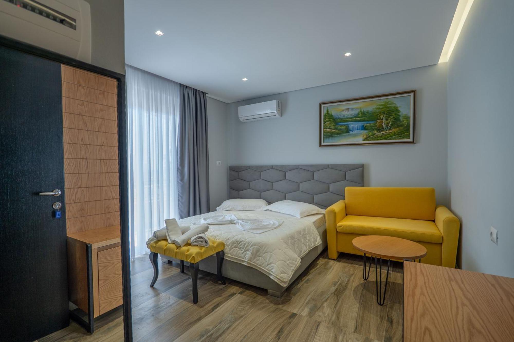 Sunkised Hotel Sarandë Esterno foto