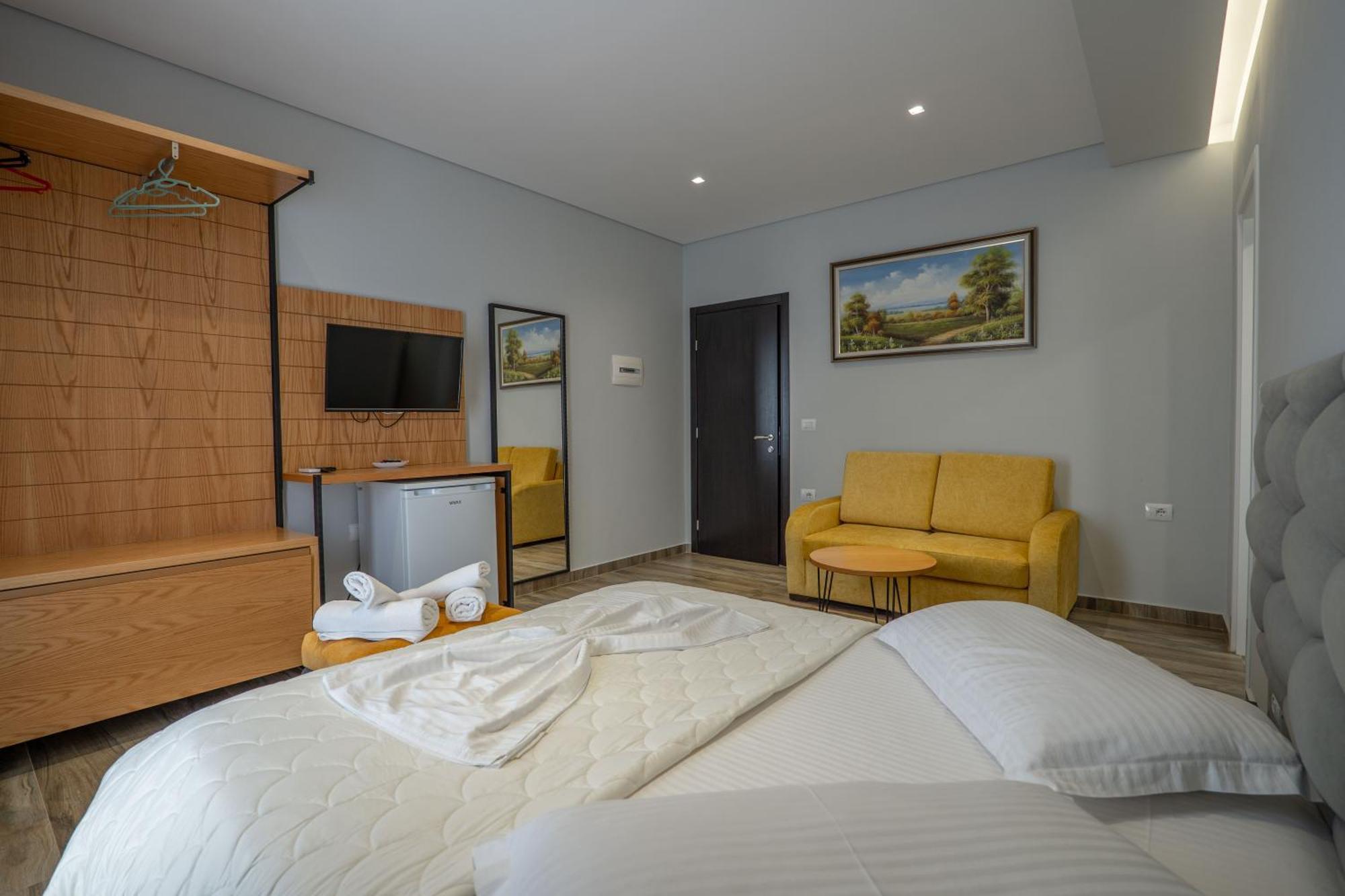 Sunkised Hotel Sarandë Esterno foto