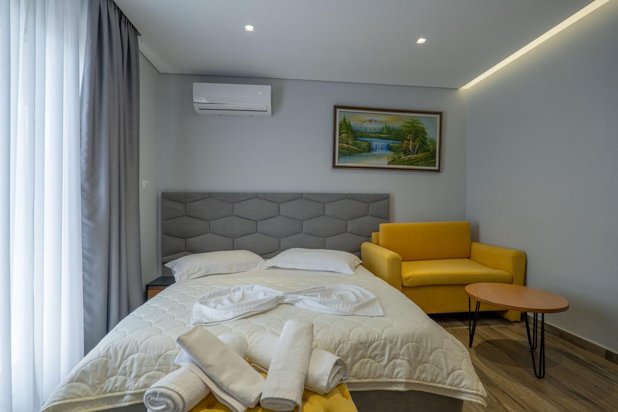 Sunkised Hotel Sarandë Esterno foto