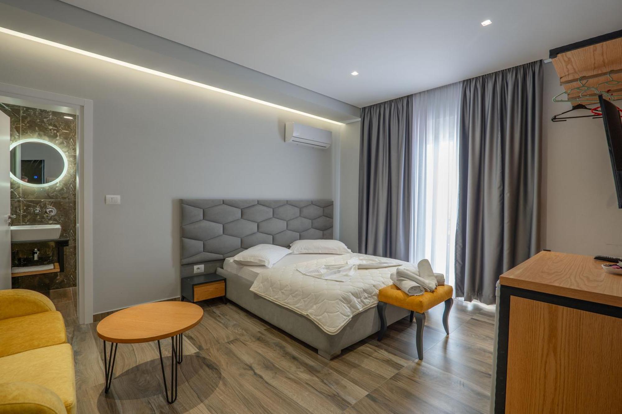 Sunkised Hotel Sarandë Esterno foto