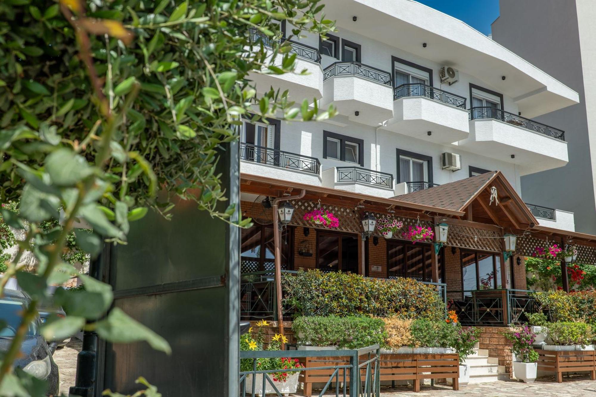 Sunkised Hotel Sarandë Esterno foto