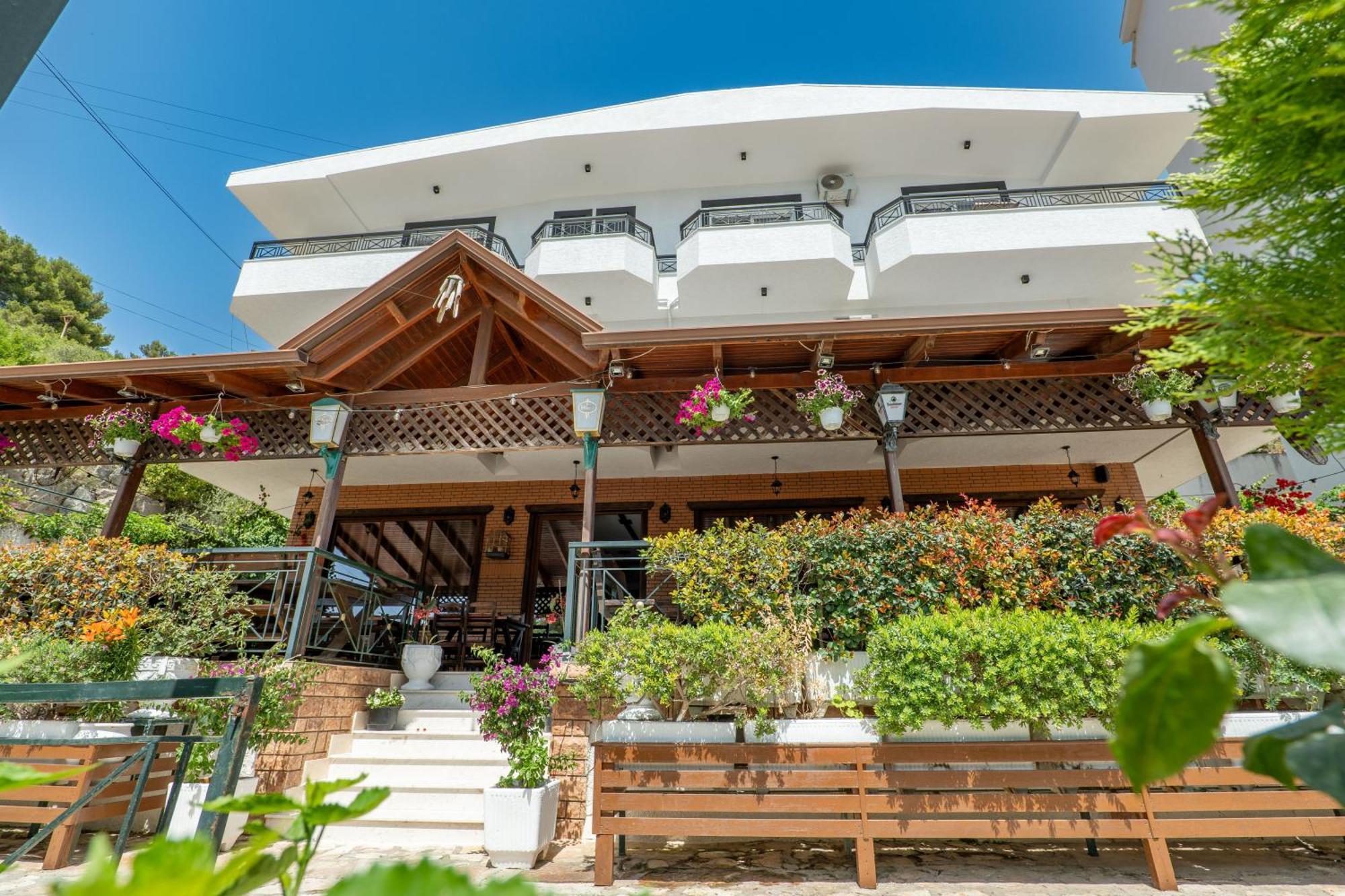 Sunkised Hotel Sarandë Esterno foto
