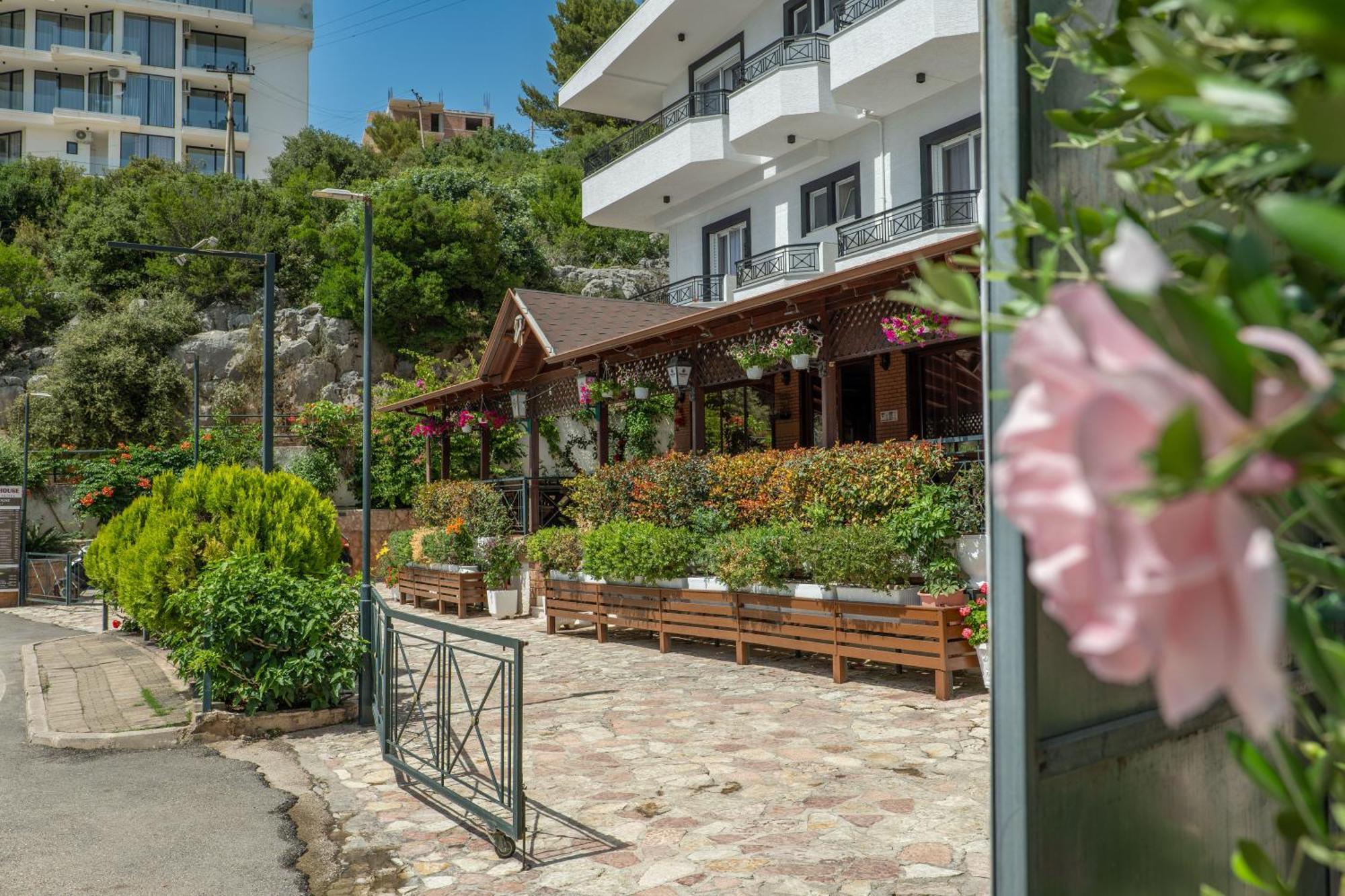 Sunkised Hotel Sarandë Esterno foto
