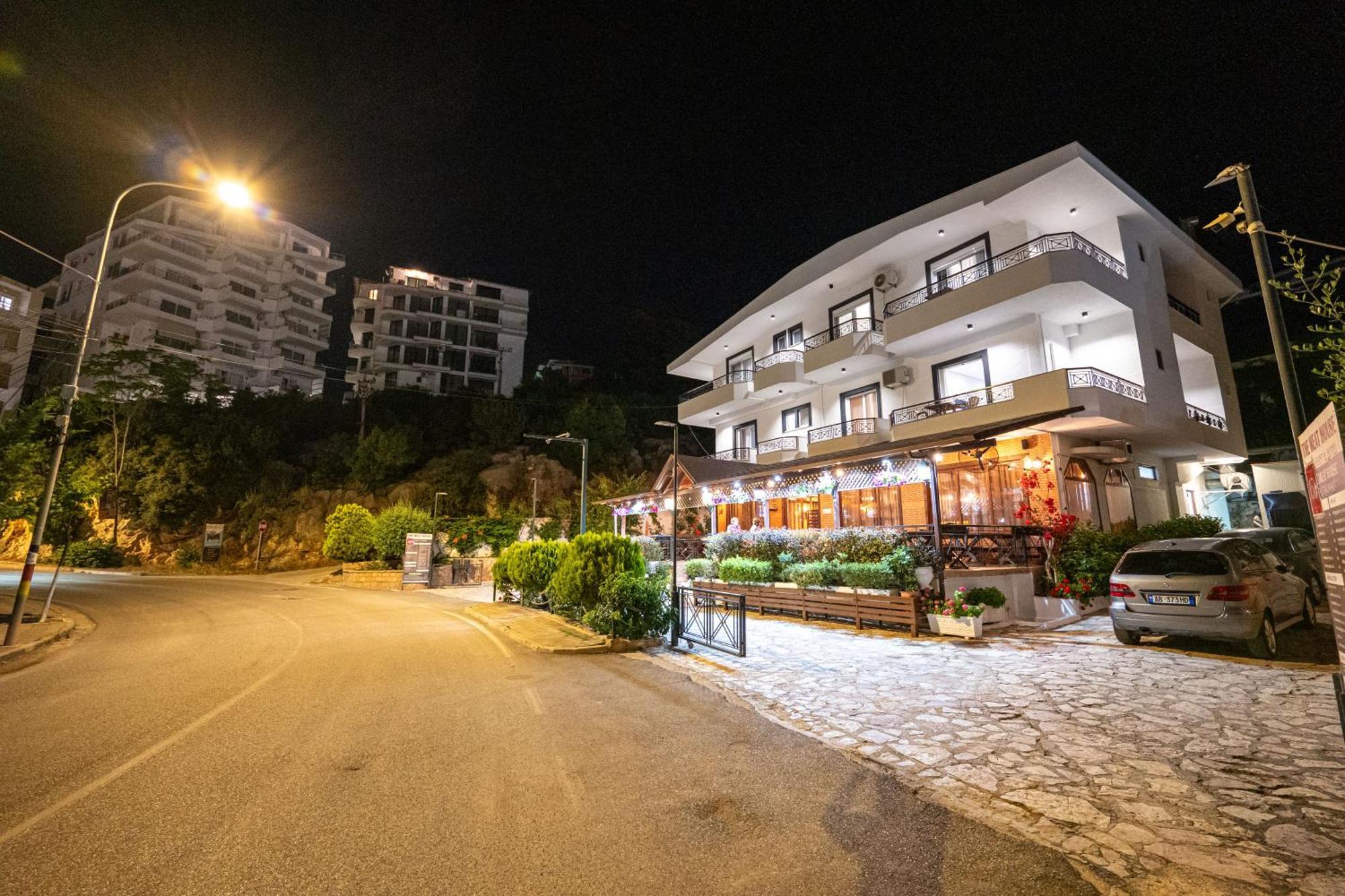 Sunkised Hotel Sarandë Esterno foto