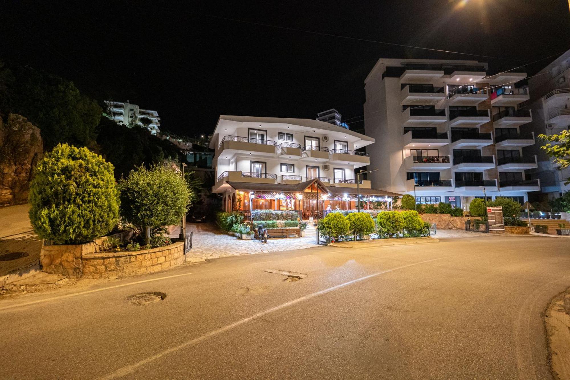 Sunkised Hotel Sarandë Esterno foto