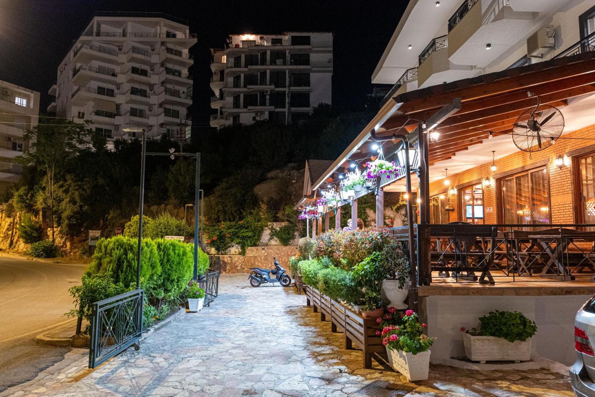 Sunkised Hotel Sarandë Esterno foto