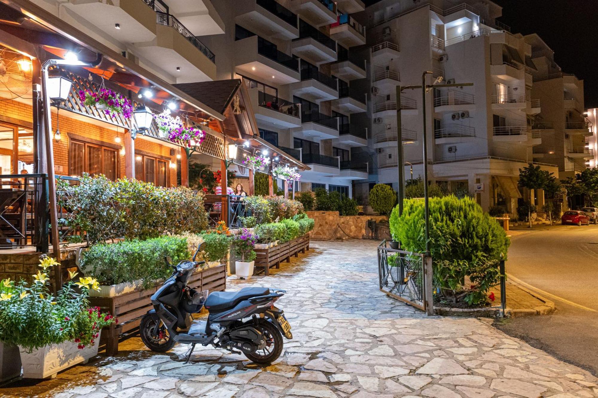 Sunkised Hotel Sarandë Esterno foto