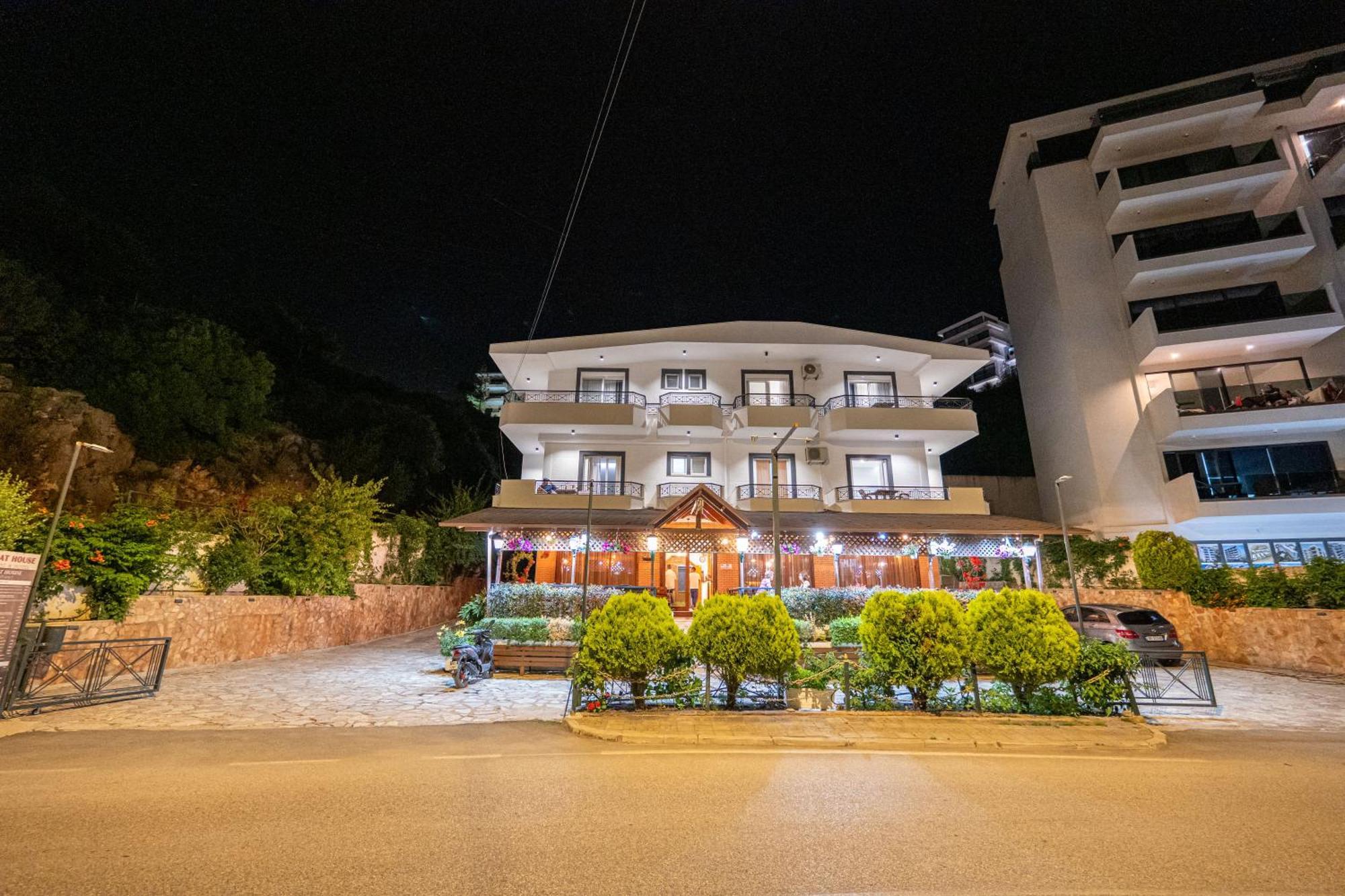 Sunkised Hotel Sarandë Esterno foto
