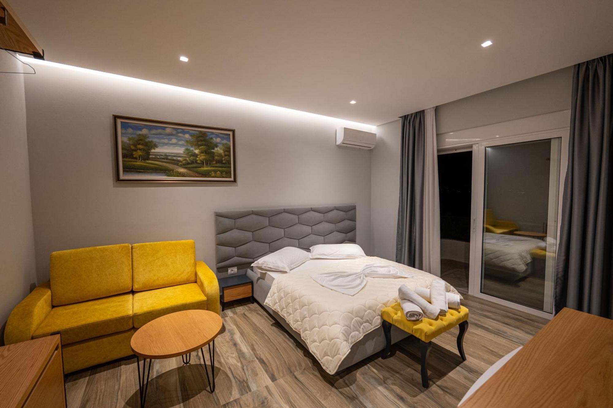 Sunkised Hotel Sarandë Esterno foto