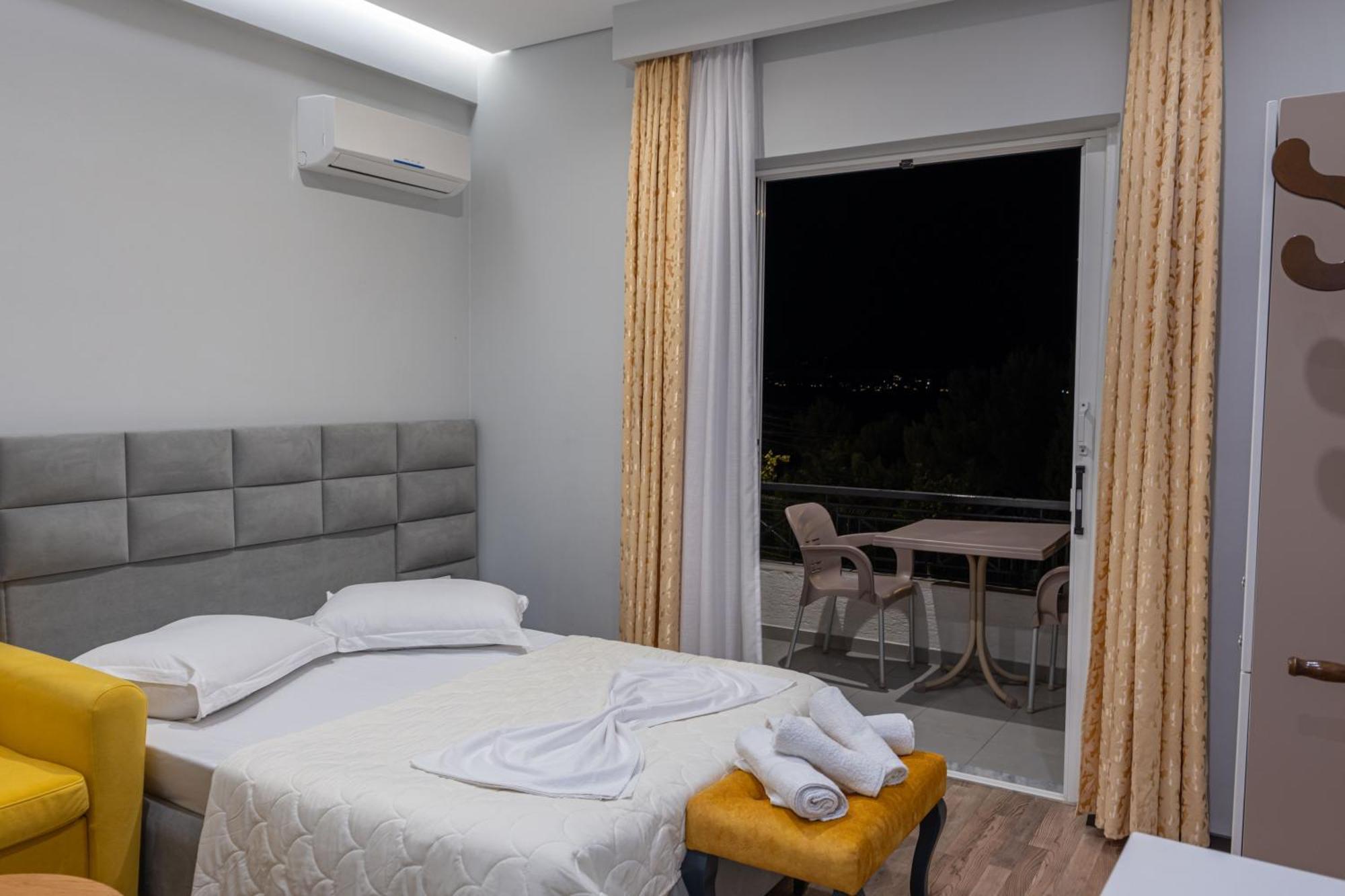 Sunkised Hotel Sarandë Esterno foto