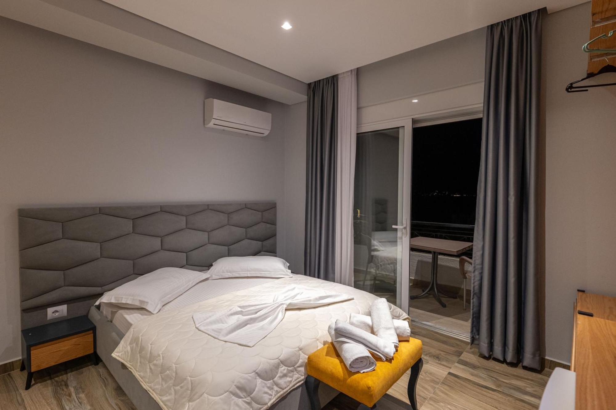 Sunkised Hotel Sarandë Esterno foto