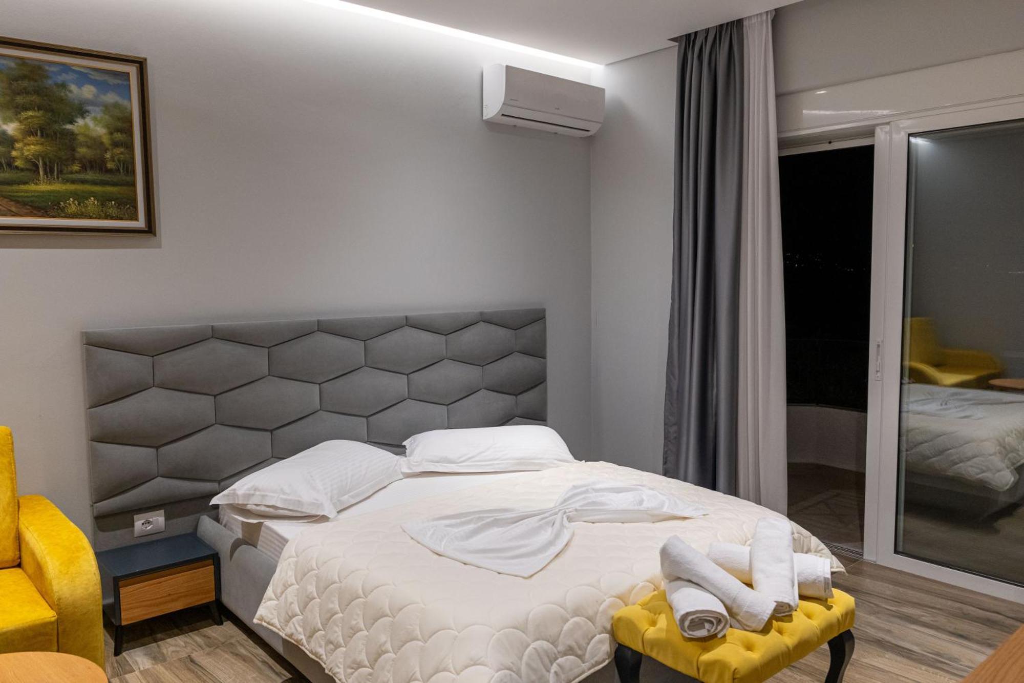 Sunkised Hotel Sarandë Esterno foto